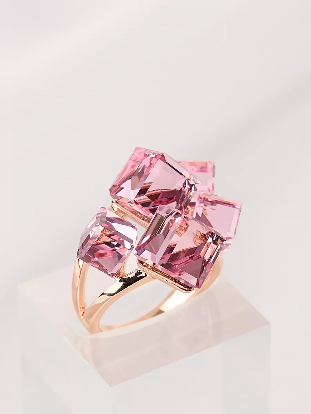 Кольцо коктейльное Мираж с розовыми кубиками Swarovski