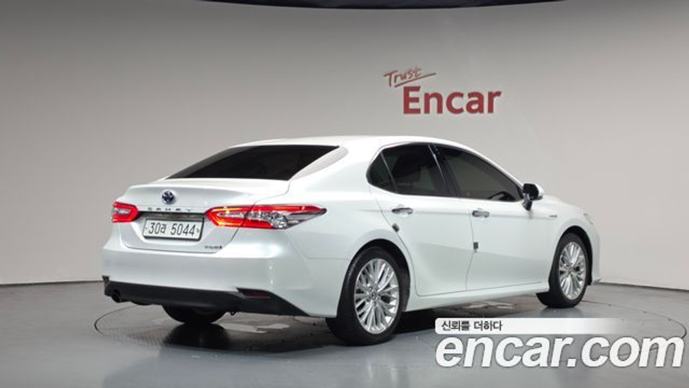 Toyota Camry 2.5 XLE Hybrid — 2019