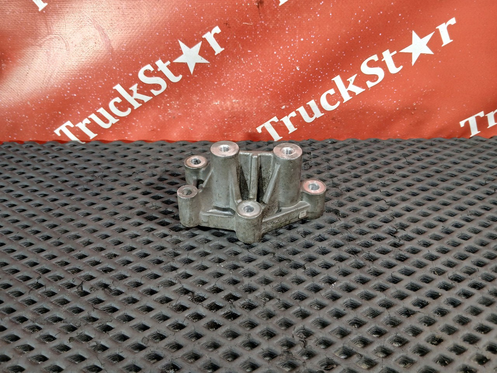 Кронштейн коллектора впускного