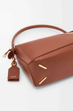 Loewe Сумка-мешок среднего размера Puzzle Featherlight из кожи ягненка наппа, коричневый