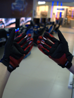 Перчатки Sparco Hypergrip+ сенсорные пальцы крупным планом