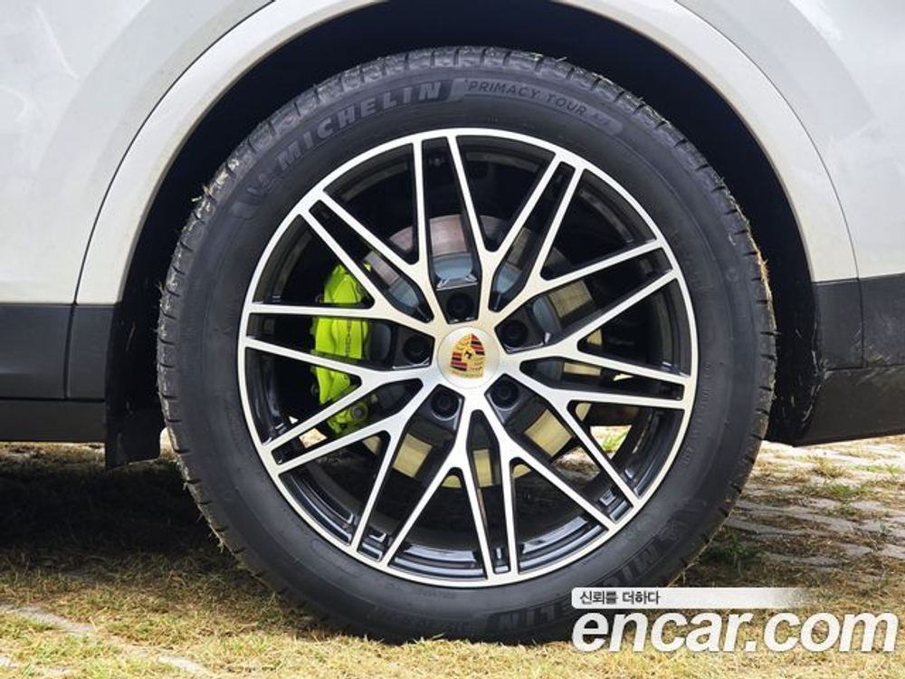 Porsche Cayenne 3.0 E-Hybrid — 2024