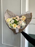 Букет сборный из кустовых пионовидных роз, диантусов, гортензии и веток спиреи