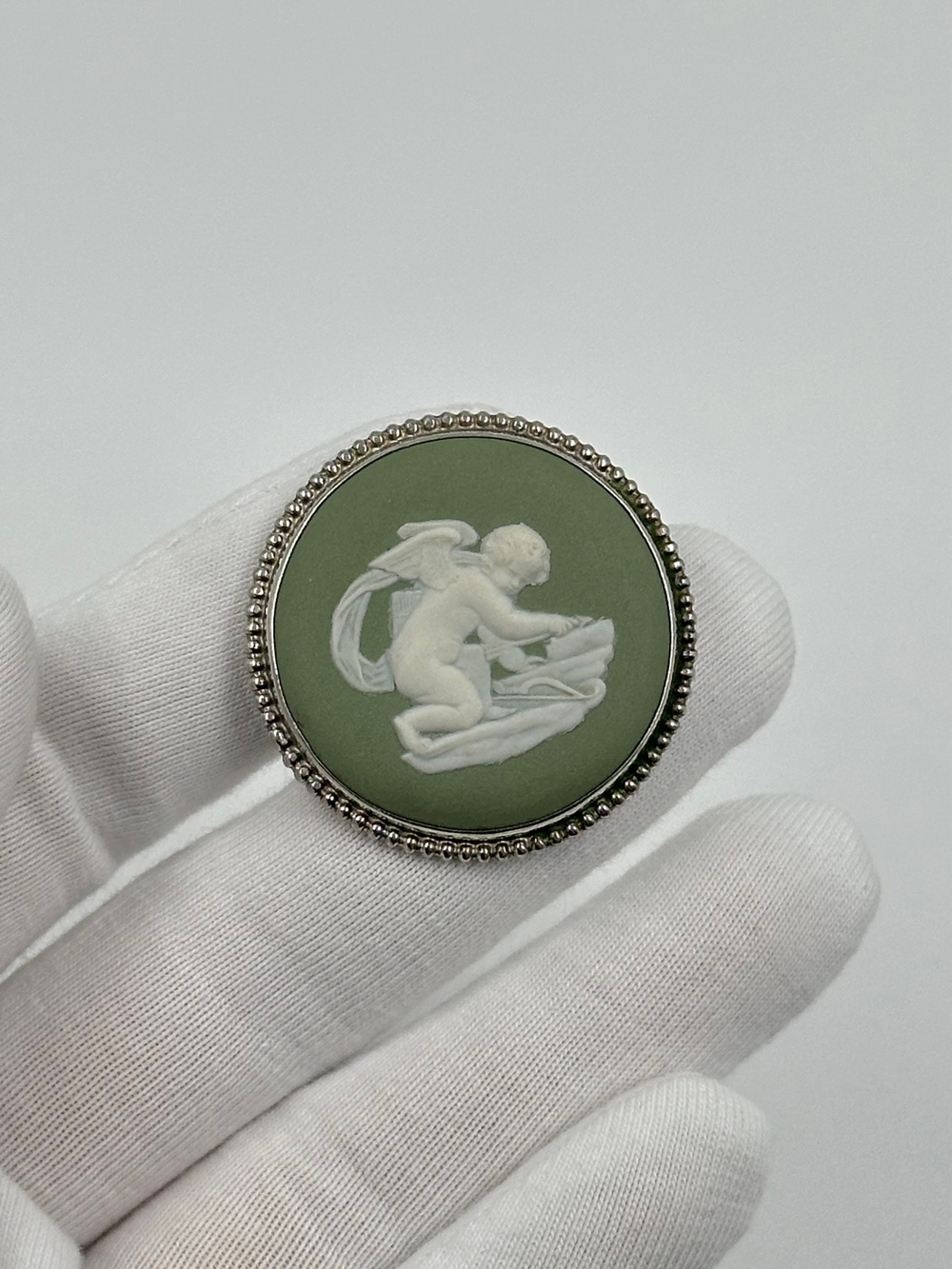 Брошь Wedgwood светло-зелёная