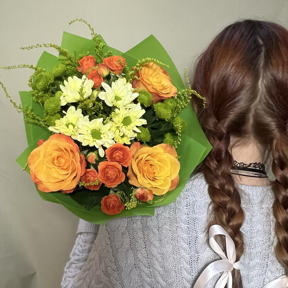 Яркий оранжевый букет из кустовых, одноголовых рыжих роз, кустовых зеленых хризантем и солидаго в упаковке (в школу 1 сентября )