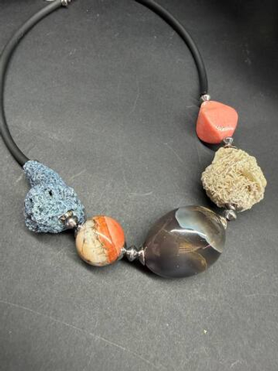 Колье из коралла, агата, яшмы и розы пустыни