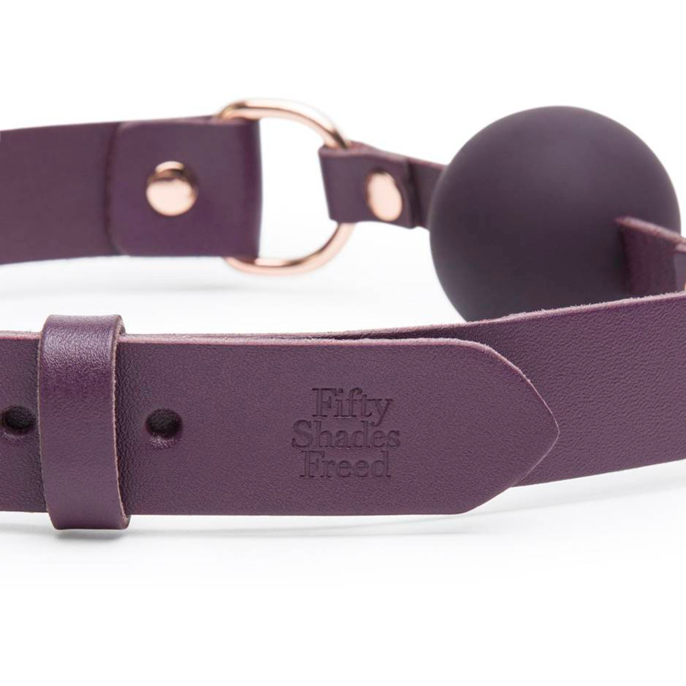 Фиолетовый кляп-шар Cherished Collection Leather Ball Gag (Цвет: фиолетовый)