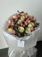 Букет из кустовых роз, одноголовых роз и эвкалипта