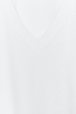 ХЛОПКОВАЯ ФУТБОЛКА С V-ОБРАЗНЫМ ВЫРЕЗОМ — ZARA