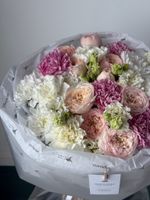 Букет из кустовых пионовидных роз, кустовых пионовидных роз и лизиантуса
