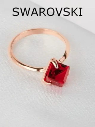 Кольцо Миражи тонкое с красным кристаллом-кубиком Swarovski