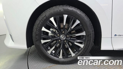 Toyota Alphard 2.5 HEV Executive AWD — 2025