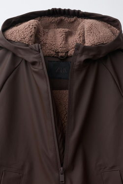 ZARA ВОДОСТОЙКИЙ ДОЖДЕВИК НА ПОДКЛАДКЕ ИЗ ИСКУССТВЕННОЙ ОВЧИНЫ, ШОКОЛАДНЫЙ