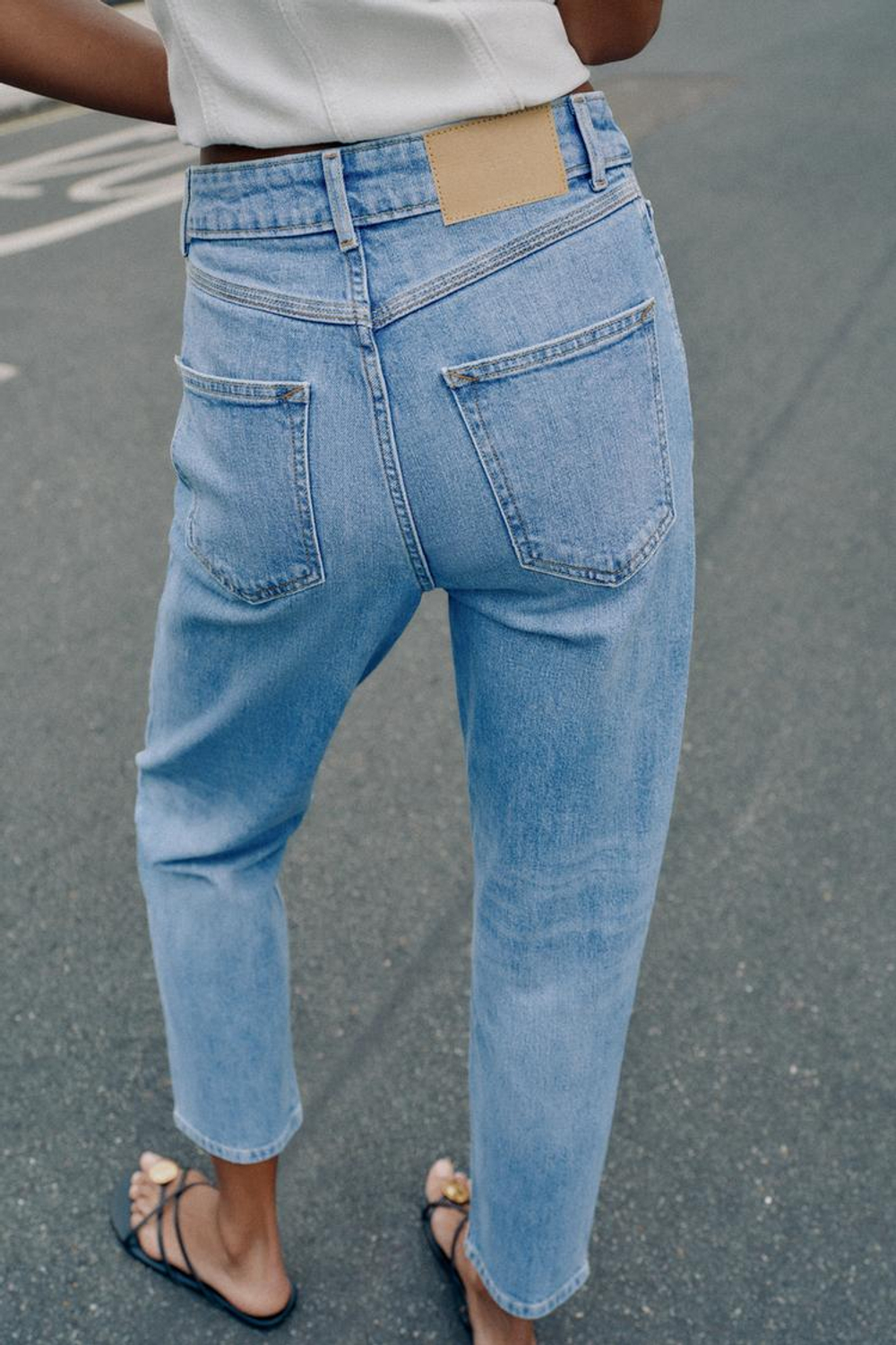 ZARA ДЖИНСЫ Z1975 MOM FIT С ВЫСОКОЙ ПОСАДКОЙ, ВЫЦВЕТШИЙ СИНИЙ