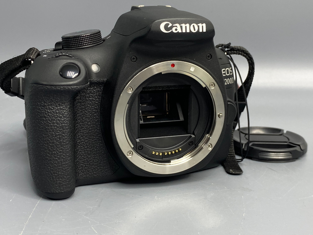 Canon EOS 1200D kit 18-55mm 3.5-5.6 III 3.000 кадров