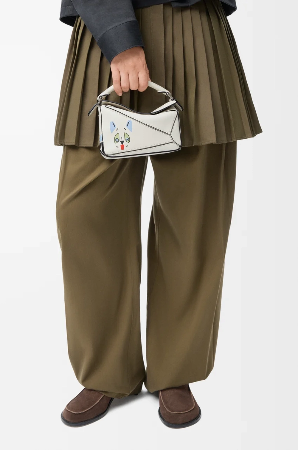 Loewe Мини-сумка Puzzle Futurist Cat из классической телячьей кожи, экрю