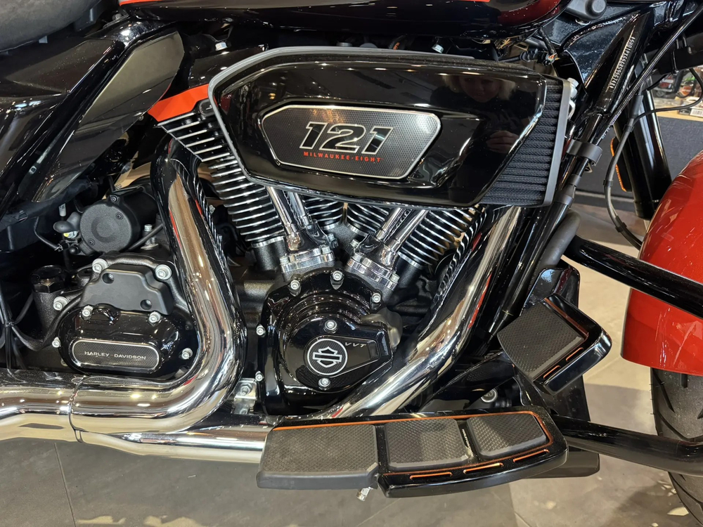 Harley-Davidson CVO Street Glide (Legendary Orange)
