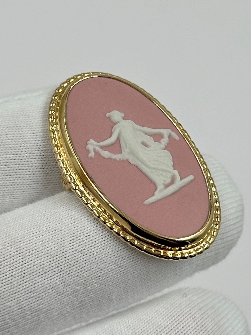 Брошь Wedgwood розовая