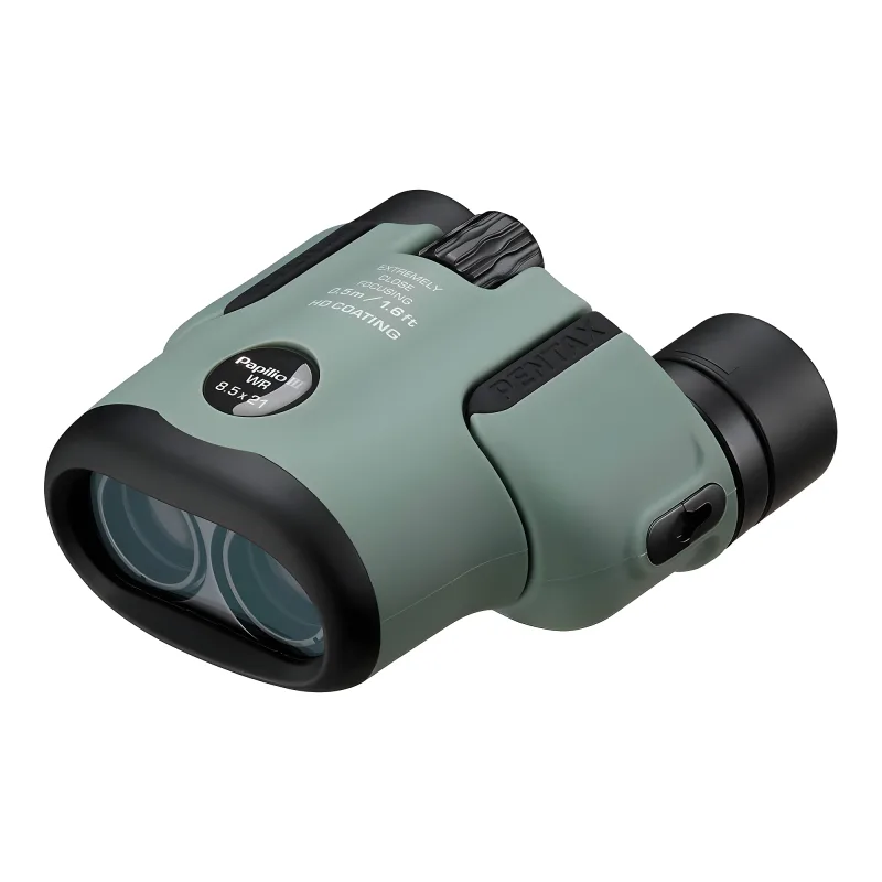 Бинокль PENTAX Papilio III 8.5x21 WR оливковый вид сбоку и спереди с мягкими изгибами корпуса