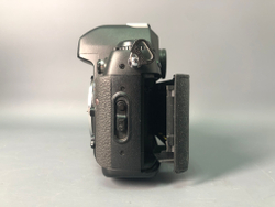 Nikon F100, сломан фиксатор задней крышки.
