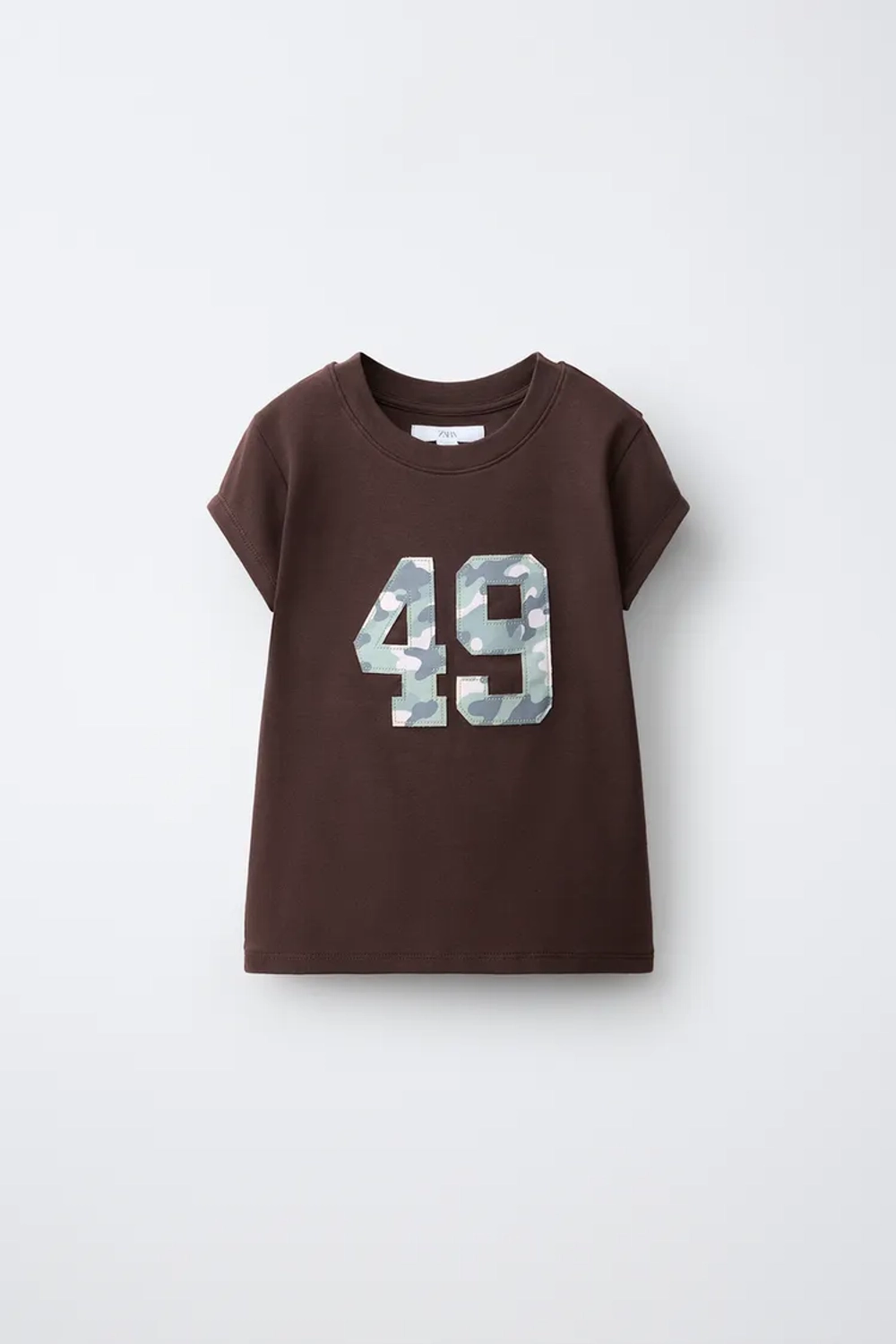 ZARA ФУТБОЛКА С КАМУФЛЯЖНОЙ НАШИВКОЙ, КОРИЧНЕВЫЙ
