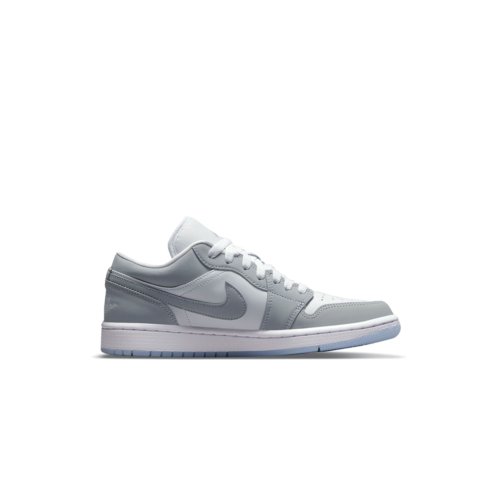 alt="Air Jordan 1 Low WMNS Wolf Grey DC0774-105 белые с серыми накладками вид сбоку на белом фоне"