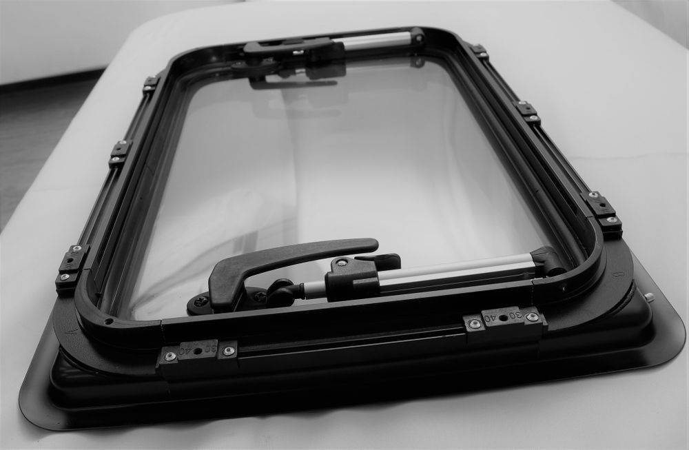 Окно откидное Mobile Comfort W7040P 700x400 мм, штора плиссированная, антимоскитка