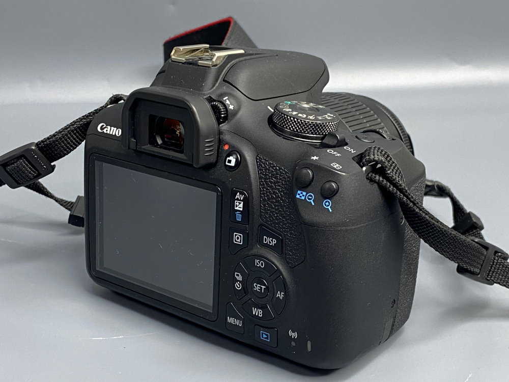 Canon EOS 2000D Kit 18–55mm — 24 115 кадров