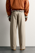 БРЮКИ ЧИНОС RELAXED FIT СО СКЛАДКАМИ — ZARA · 2003/302