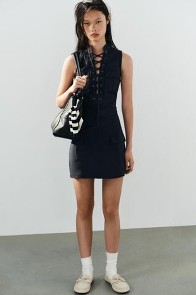 КОРОТКОЕ ПЛАТЬЕ С ПЕРЕКРЕСТНЫМИ БРЕТЕЛЯМИ И КАРМАНАМИ — ZARA