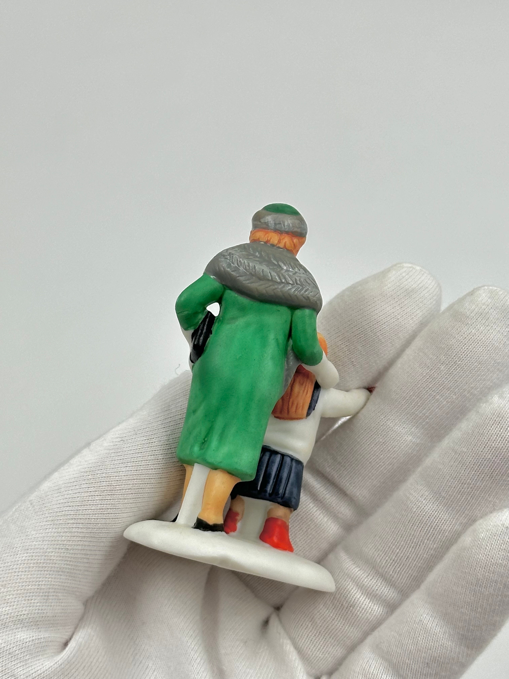 Фигурка Женщина с девочкой Department 56
