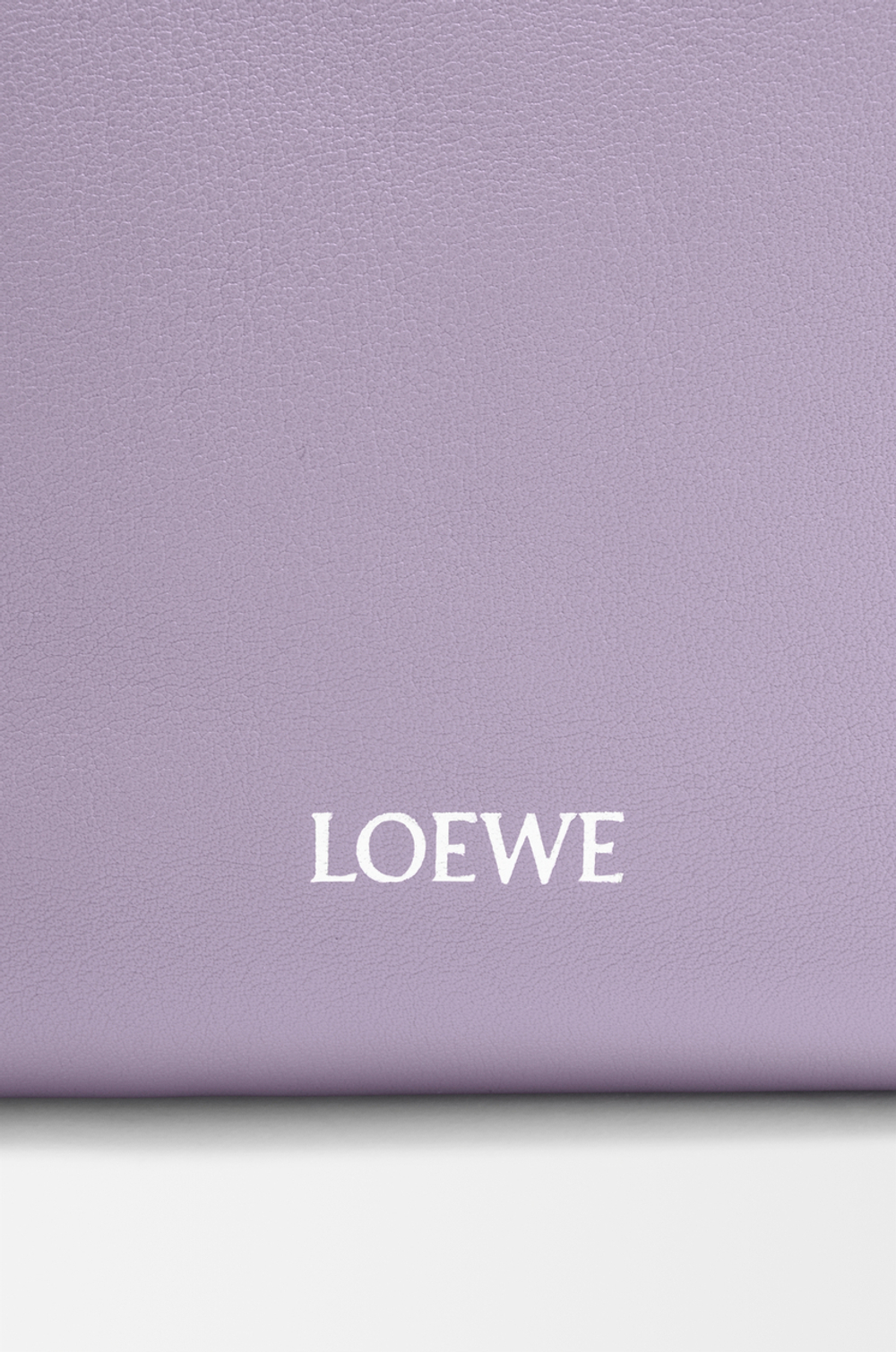 Loewe Сумка-мешок Pebble из гладкой телячьей кожи, сиреневый