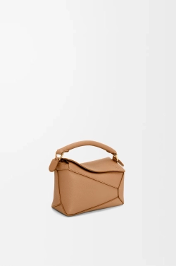 Loewe Мини-сумка Puzzle Edge из мягкой зернистой телячьей кожи, светло-коричневый