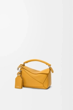 Loewe Сумка-мини Puzzle Featherlight из овечьей кожи наппа, горчичный