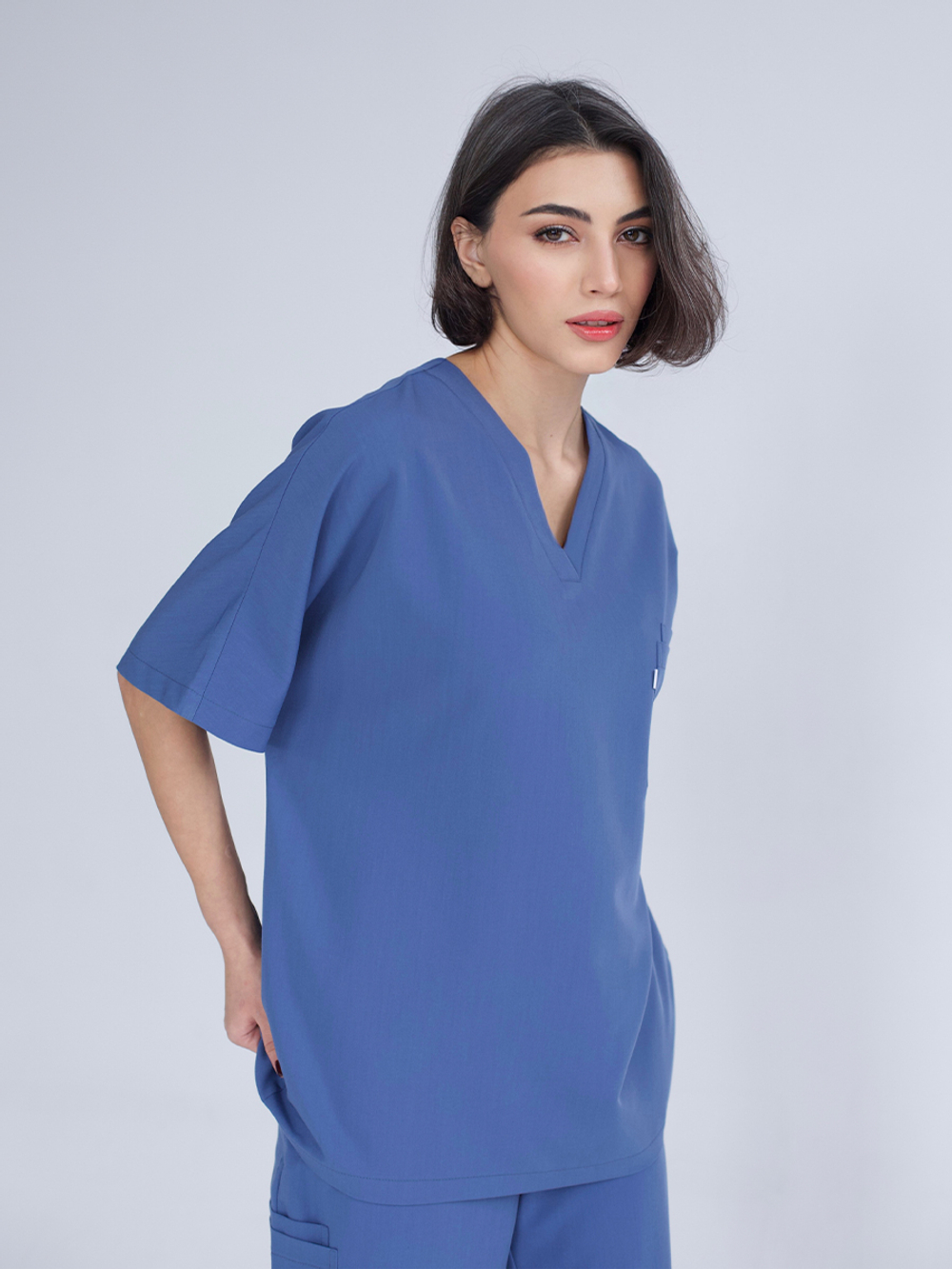 Костюм Oversize индиго на модели свободный крой