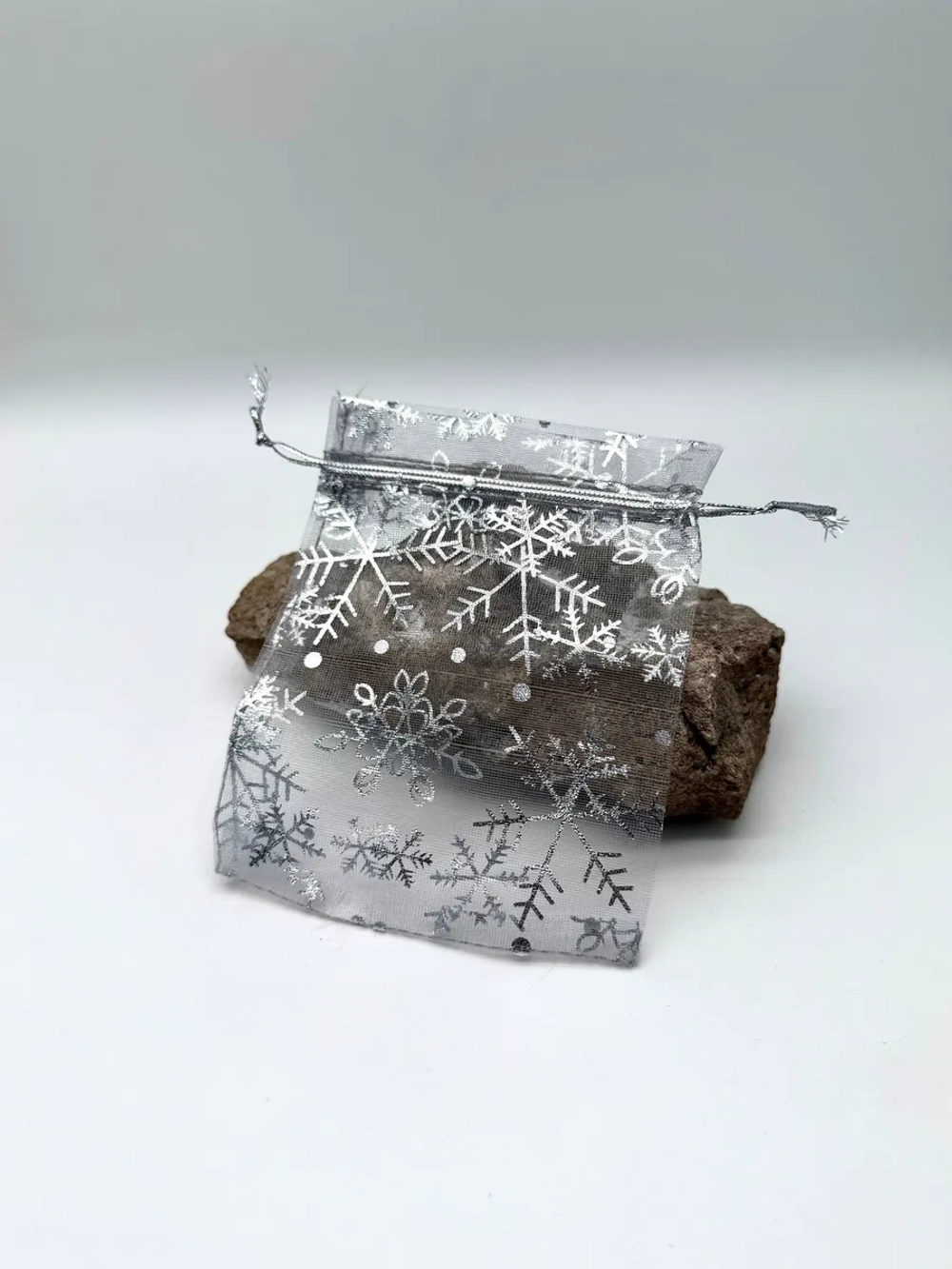 Подарочные мешочки из органзы с рисунком снежинок (10 шт)
