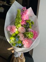 Кулек из кустовых пионовидных роз, молюцеллы, диантусов, оксипеталума и хризантемы