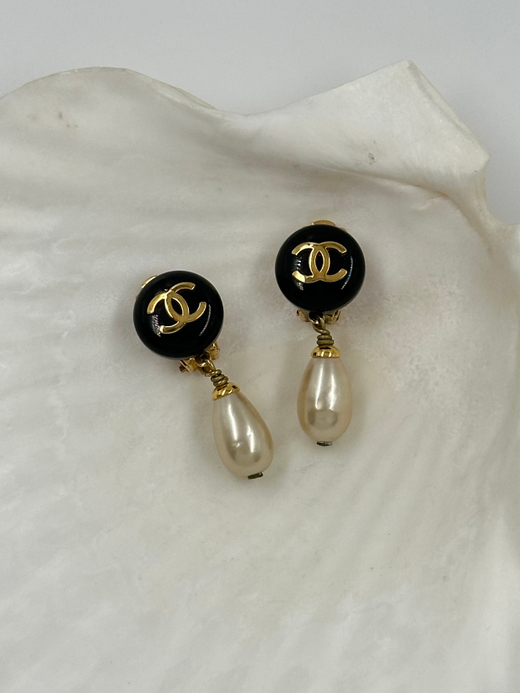 Клипсы с «жемчужными» подвесками Chanel