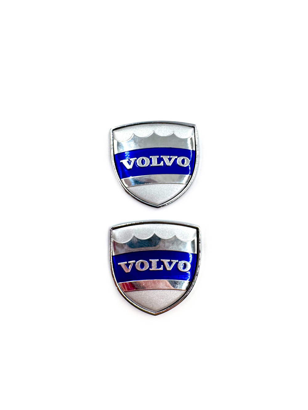 Наклейки Volvo Щит металлические серебристые объемные (шильдик Вольво щит, 3,8х3,8 см). 2 шт в комплекте. Серебристые с синим лого