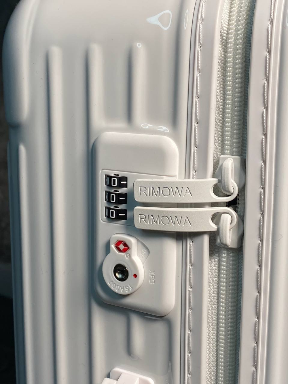 Чемодан Rimowa Essential