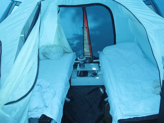 Палатка Canadian Camper GRAND CANYON 4, цвет royal, пример расстановки мебели в спальне.