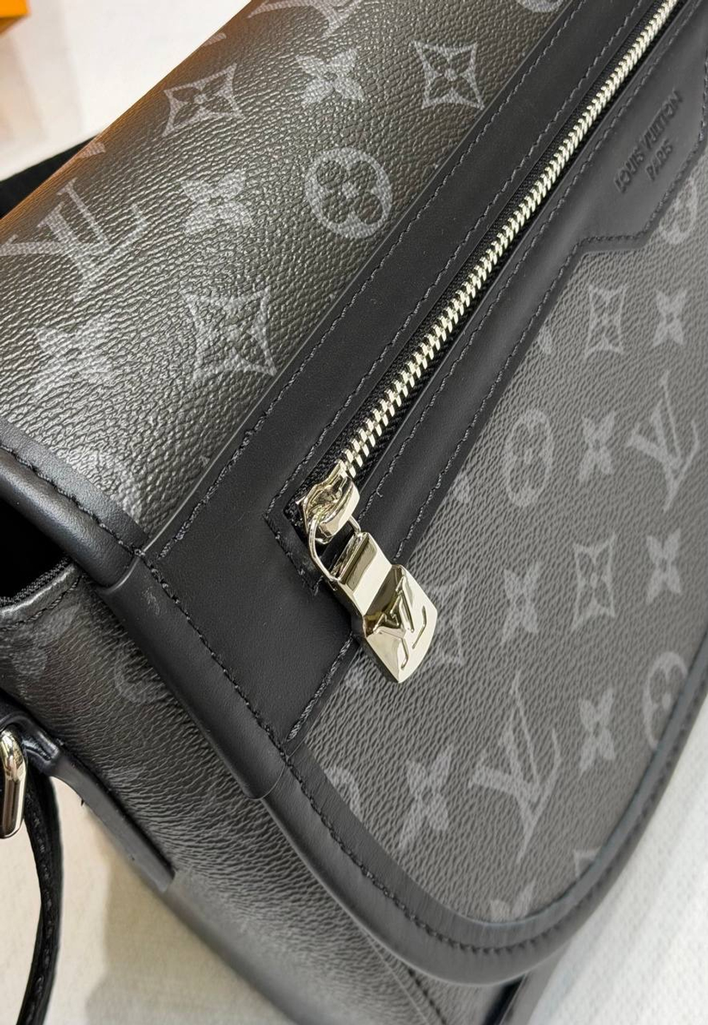 Сумка через плечо/мессенджер Louis Vuitton Courrier