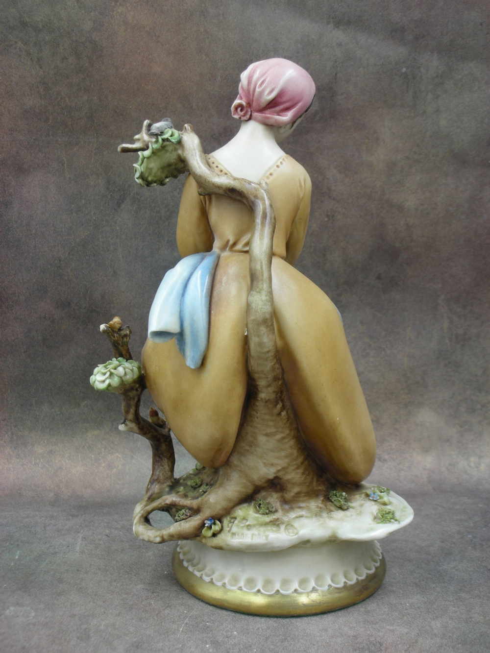 Статуэтка. Фарфор. Девушка с бабочкой. Capodimonte. Италия