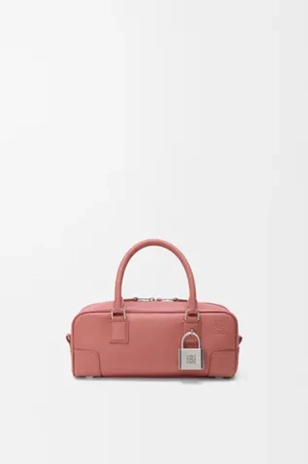 Loewe Укороченная сумка Amazona 23 из блестящей телячьей кожи, красноватый