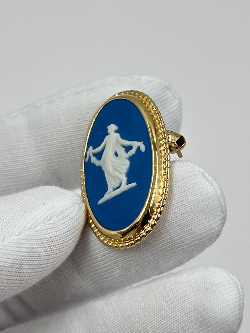 Брошь Wedgwood синяя
