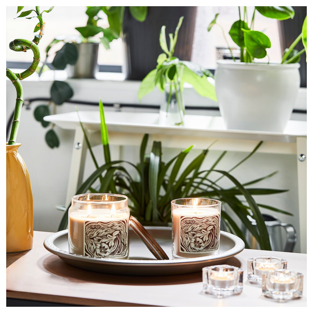IKEA GLANSLIND  (ИКЕА ГЛАНСЛИНД)  -  Свеча ароматическая в стекле с крышкой - дымная ваниль/светло-бежевый 70 ч