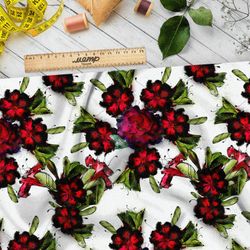 Ткань флис красные цветы с черным фоном