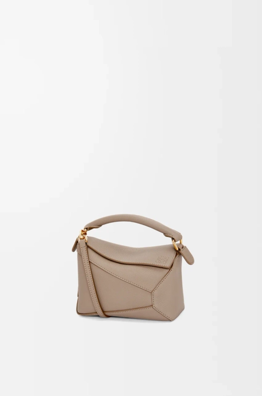 Loewe Мини-сумка Puzzle Edge из мягкой зернистой телячьей кожи, песочный