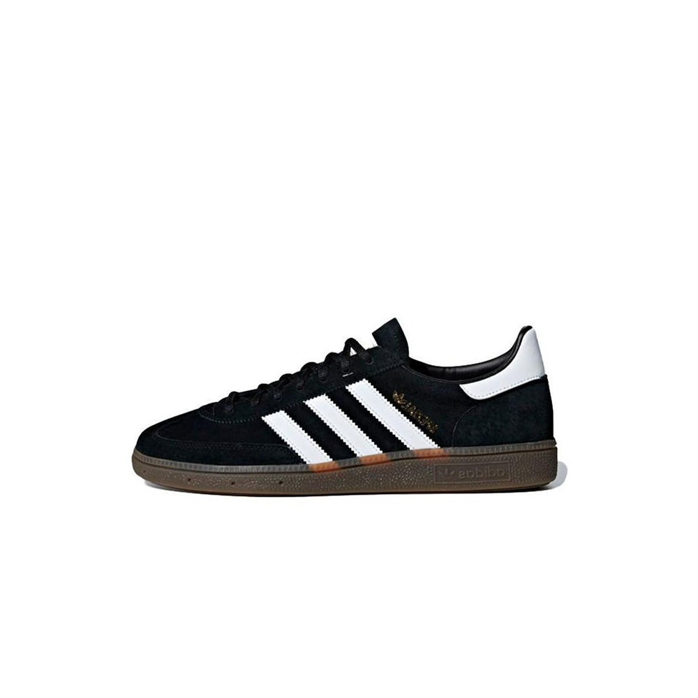 alt="adidas Handball Spezial Black Gum DB3021 черные замшевые кроссовки с белыми полосками и gum-подошвой вид сбоку на белом фоне"