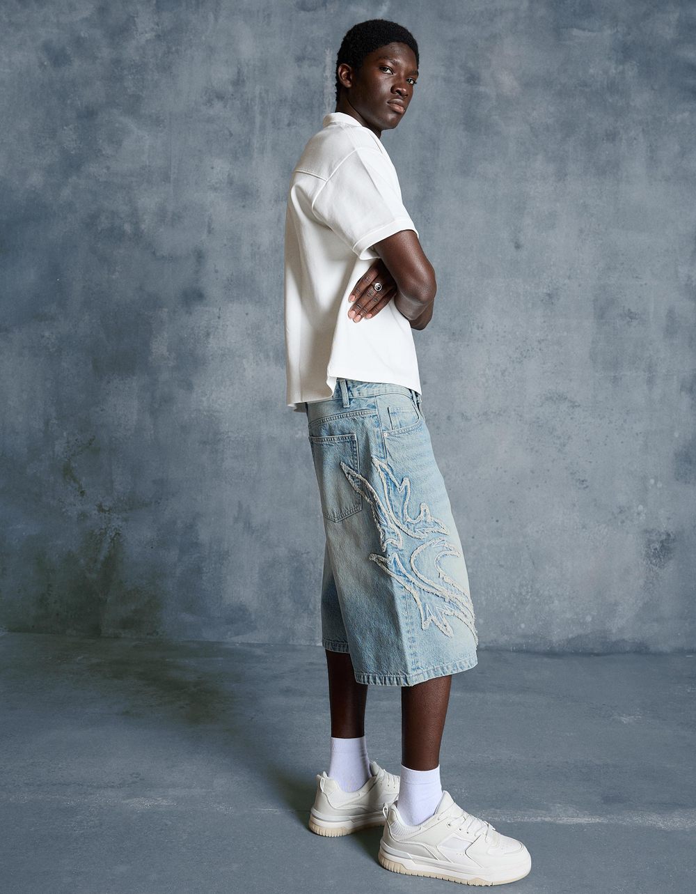 Мужские бермуды baggy fit с нашивками - BERSHKA